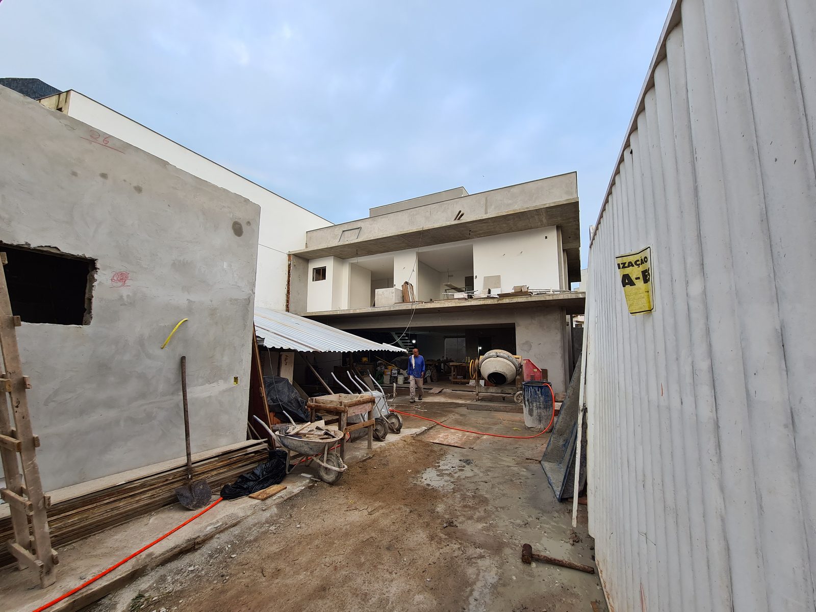 Topografia em campo durante execução de obra