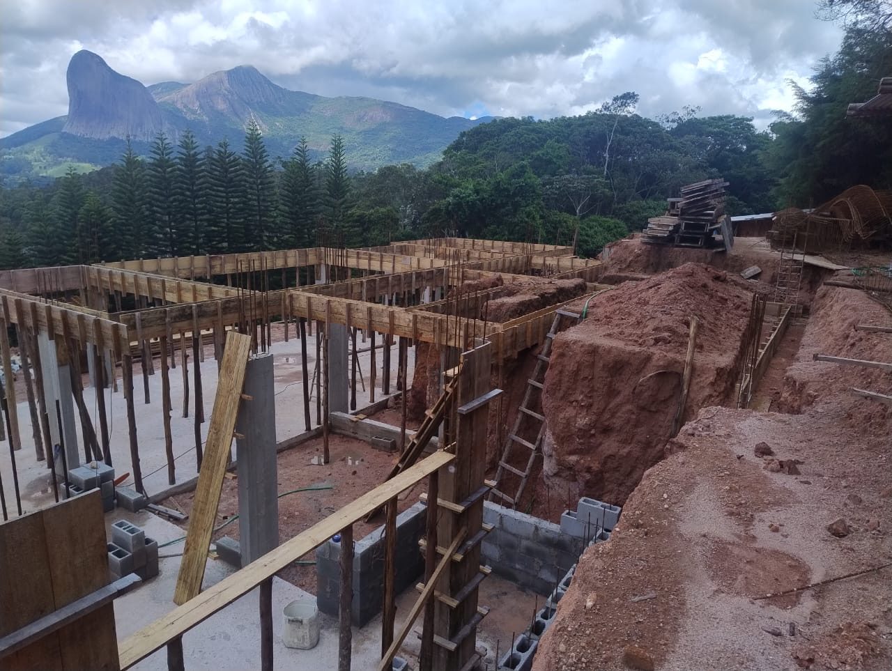 Marcação de pilares em obra com estação total da Rumo Topografia