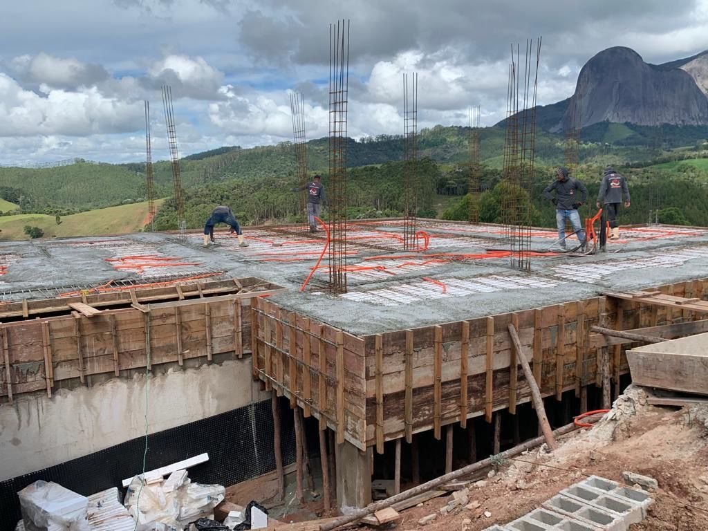 Concretagem da laje pela equipe Rumo Engenharia