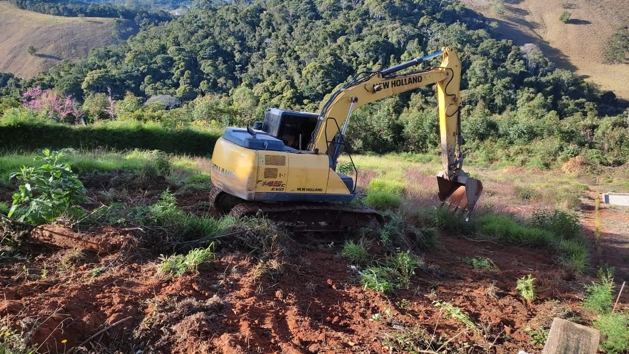 Terraplenagem inicial com escavadeira no terreno em Aracê