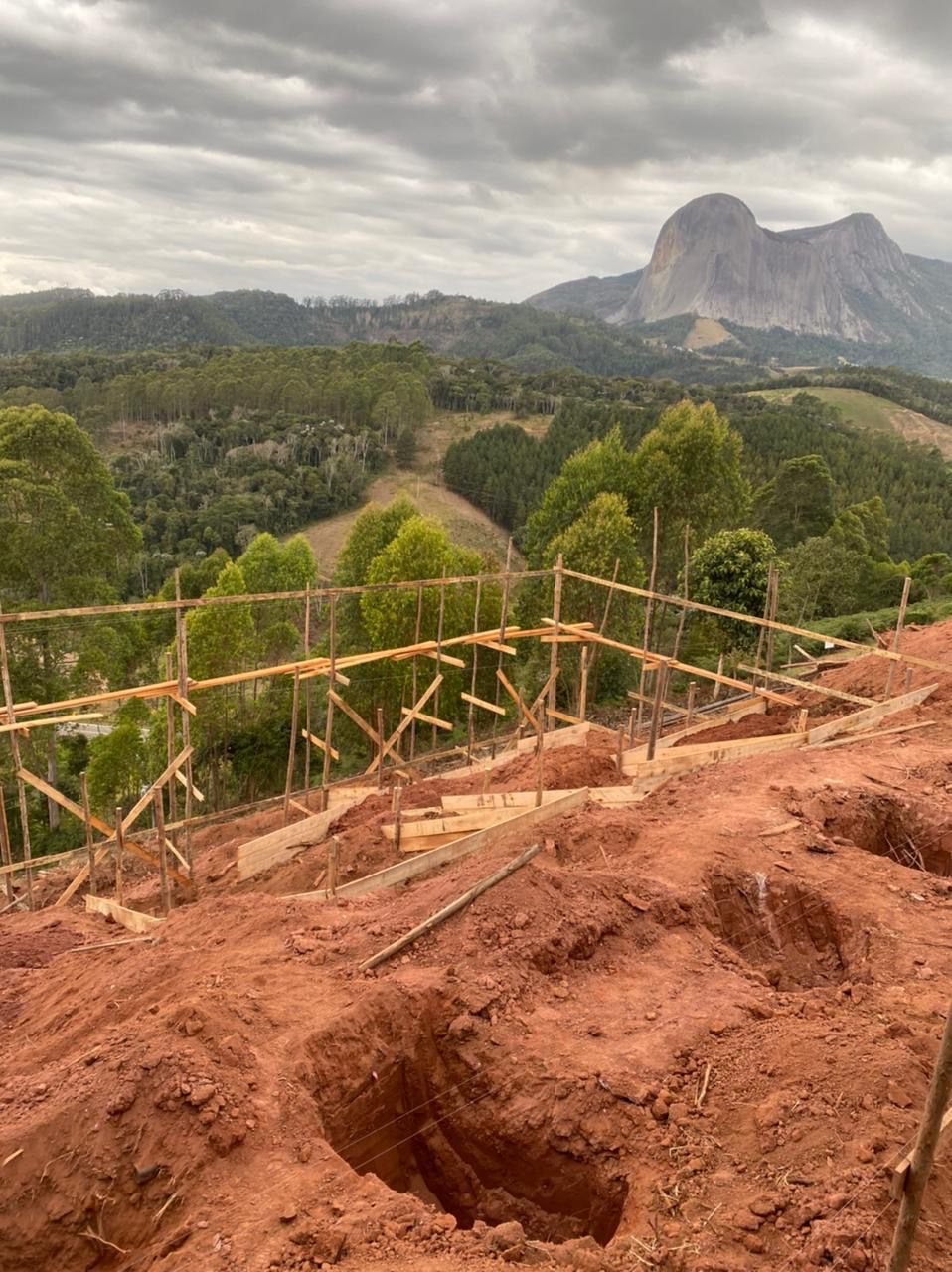 Formas de madeira sendo montadas para fundação