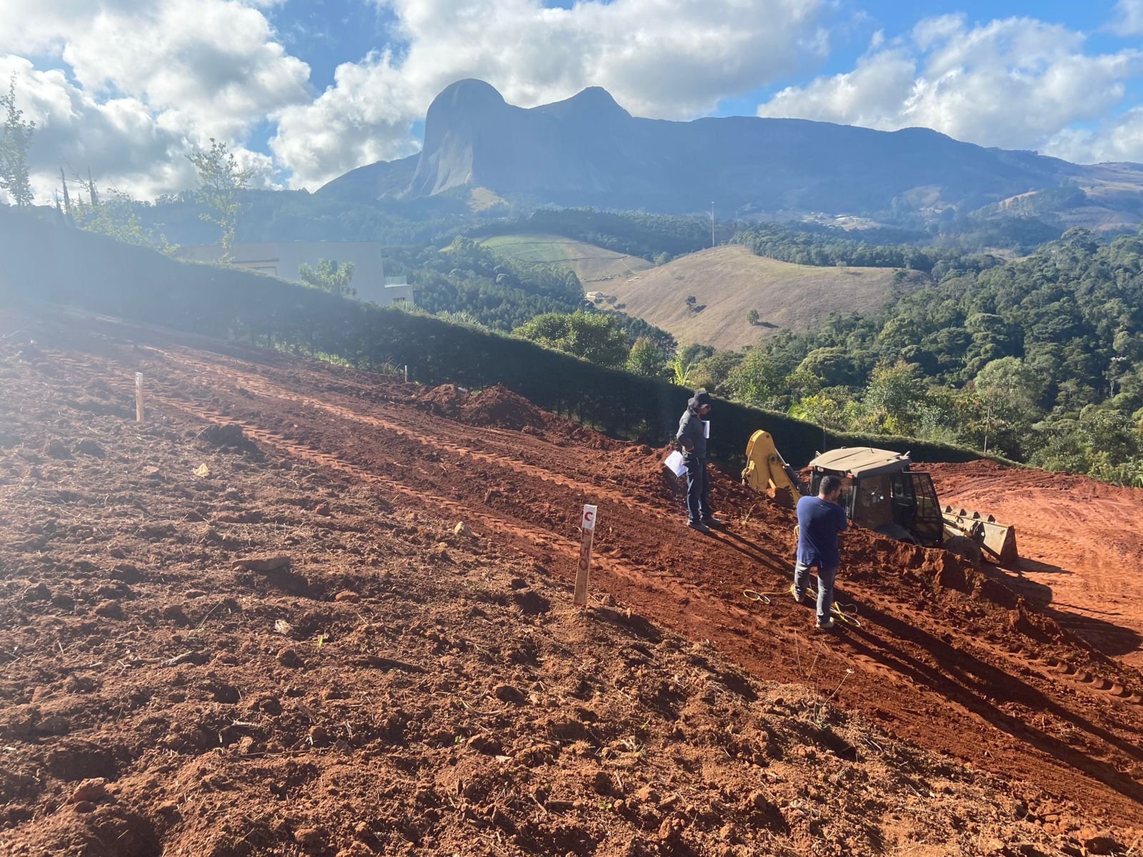 Equipe trabalhando na terraplenagem