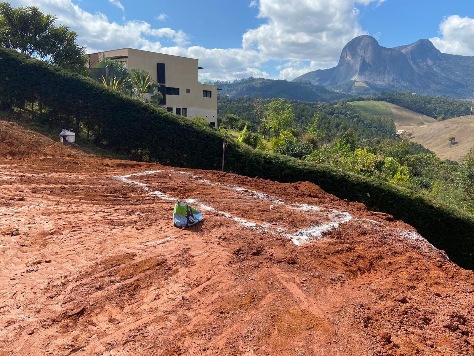 Locação e gabarito da obra demarcados no terreno