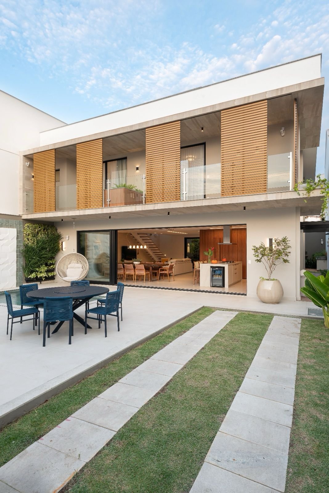 Área social integrada com cozinha e jardim