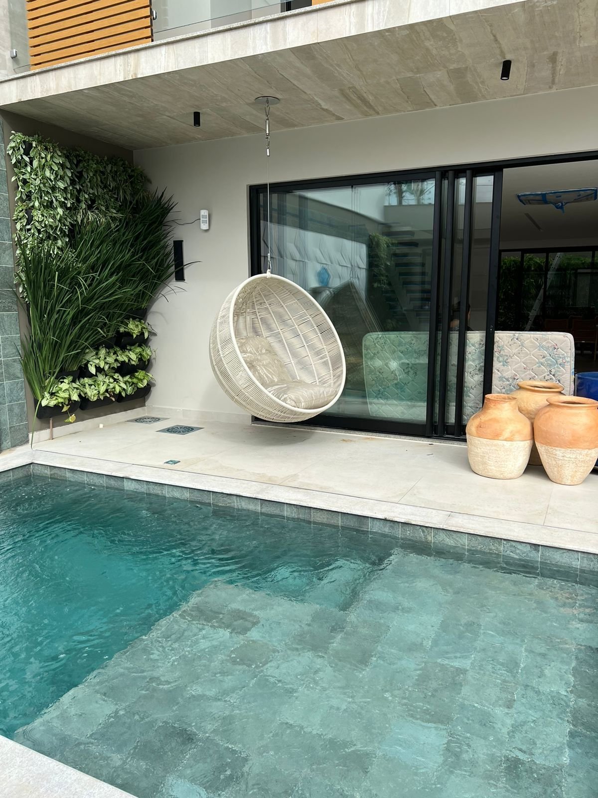 Casa em Guarapari com piscina, jardim vertical e área de lazer integrada