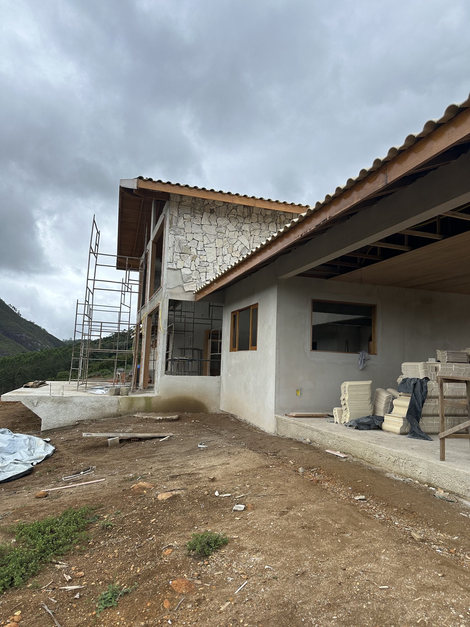 Revestimento de pedra natural sendo aplicado na fachada