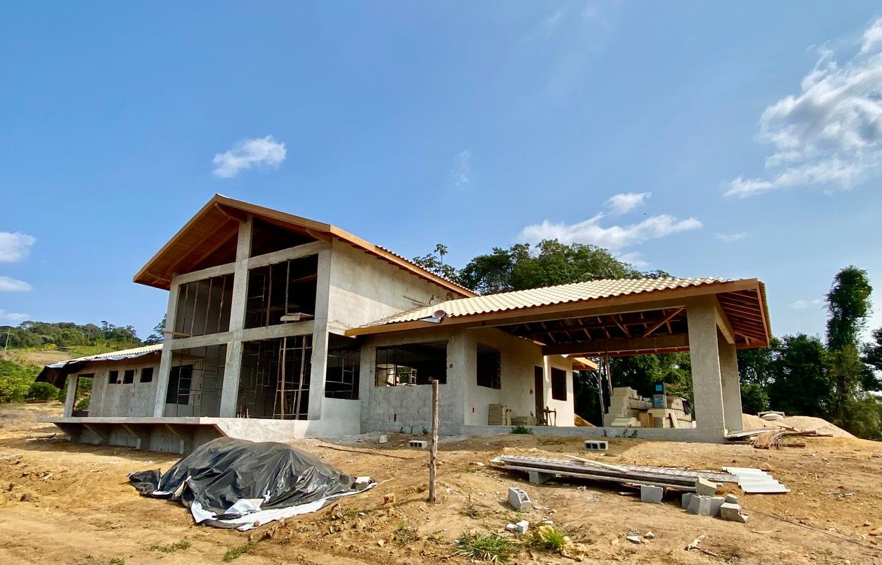 Estrutura concluída com cobertura assimétrica em fase de finalização externa