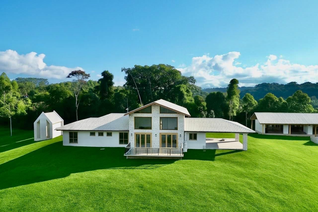 Casa entregue com gramado completo e mata ao fundo