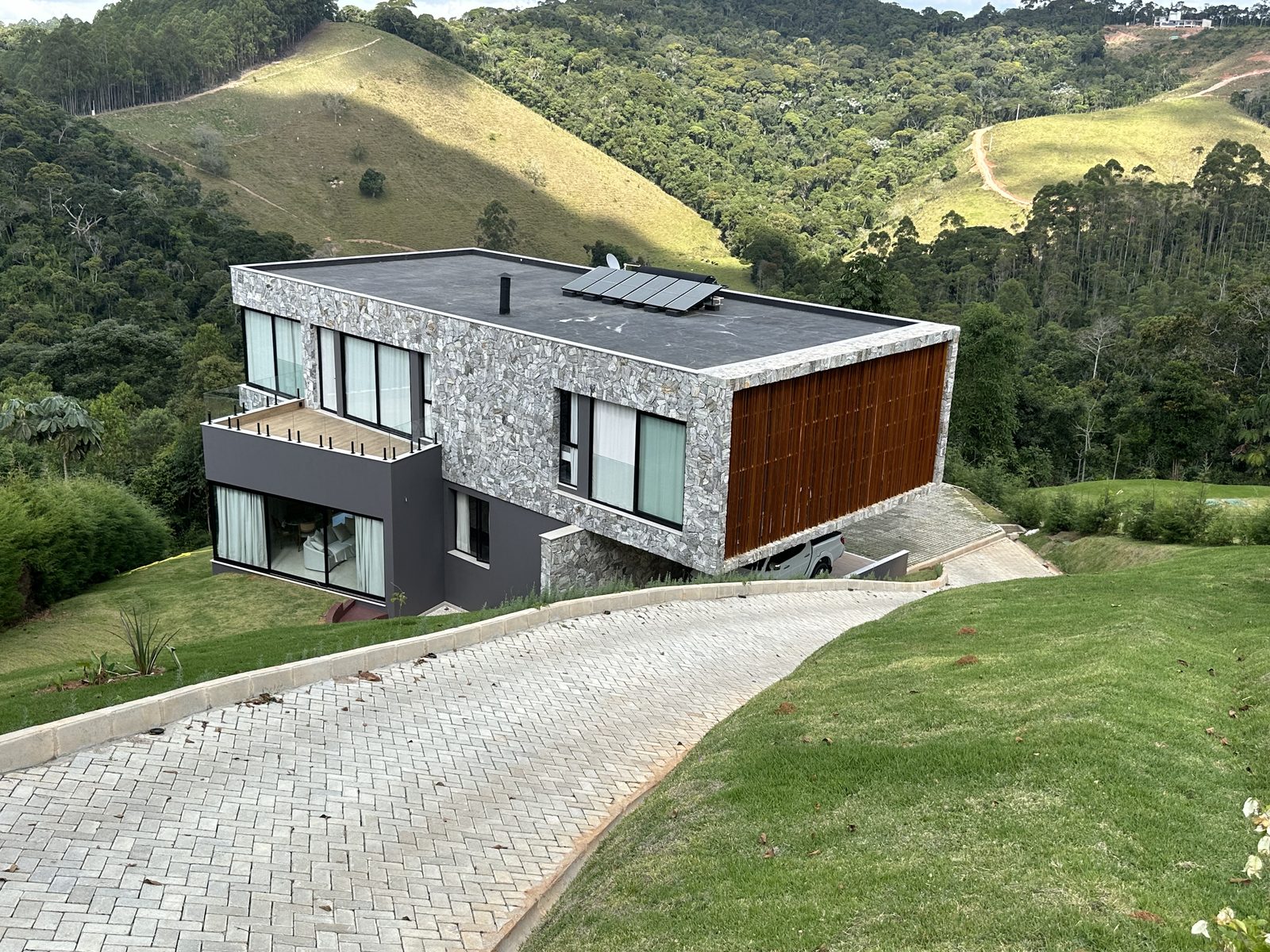 Casa entregue em Aracê, distrito de Domingos Martins, região da Pedra Azul ES