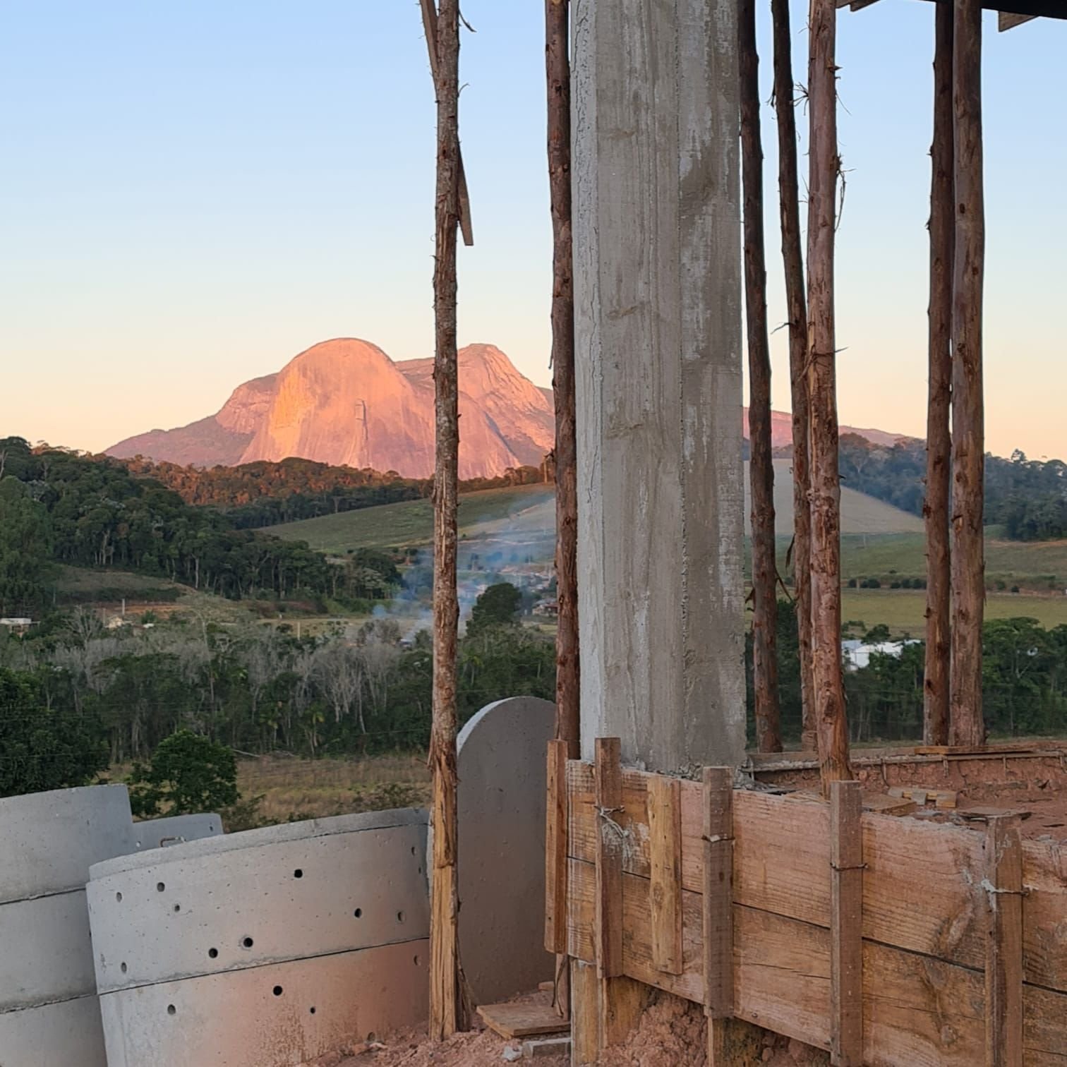 Pilares de concreto e escoramentos com vista para a Pedra Azul