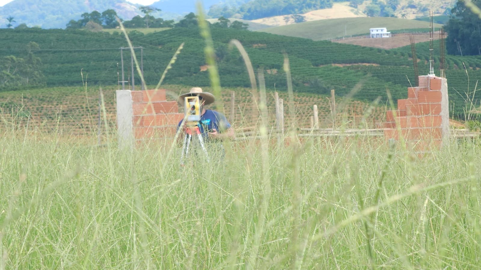 Levantamento topográfico em campo com equipamentos profissionais da Rumo Topografia no ES